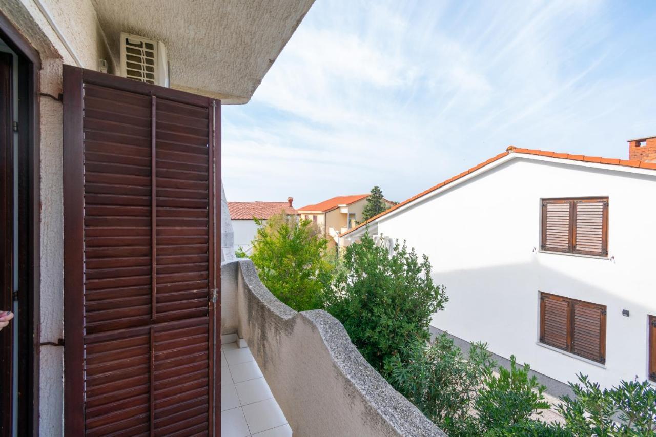 Apartments By The Sea Mandre, Pag - 3084 Kolan Exterior photo