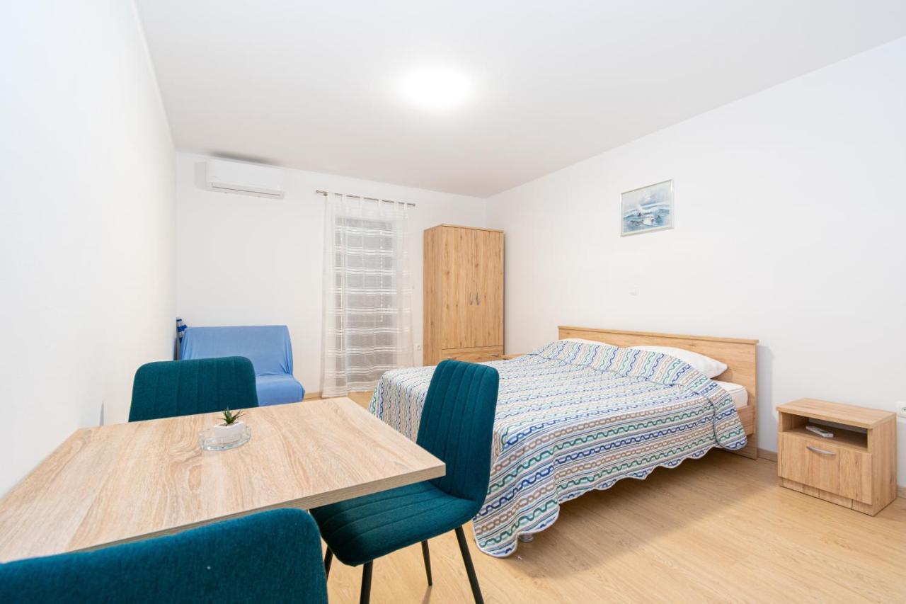 Apartments By The Sea Mandre, Pag - 3084 Kolan Exterior photo